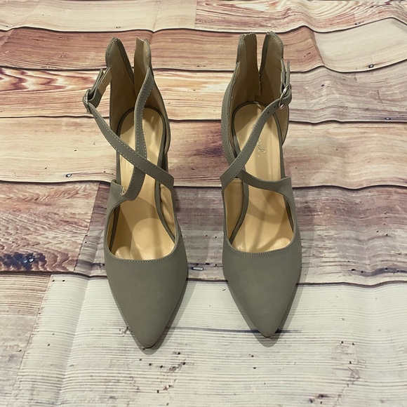 Qupid Shoes - Women's Qupid Strappy High Heels - EUC